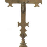 Vortragekreuz 18./19. Jh. Metall, Kruzifix mit dreipassigen Balkenende… - photo 1