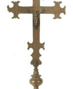Religiöse Objekte. Vortragekreuz 18./19. Jh. Metall, Kruzifix mit dreipassigen Balkenende…