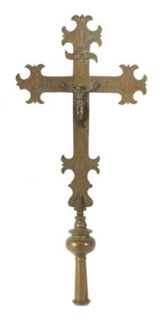 Vortragekreuz 18./19. Jh. Metall, Kruzifix mit dreipassigen Balkenende… - photo 1 Vortragekreuz 18./19. Jh. Metall, Kruzifix mit dreipassigen Balkenende… - photo 1