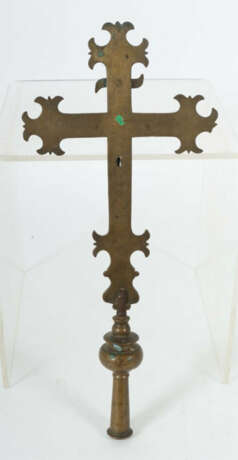 Vortragekreuz 18./19. Jh. Metall, Kruzifix mit dreipassigen Balkenende… - photo 2 Vortragekreuz 18./19. Jh. Metall, Kruzifix mit dreipassigen Balkenende… - photo 2