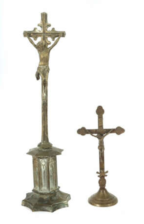 Paar Standkruzifixe 19. Jh. , 1x Bronze, im neogotischem Stil gearbeit… - Foto 1 Paar Standkruzifixe 19. Jh. , 1x Bronze, im neogotischem Stil gearbeit… - Foto 1
