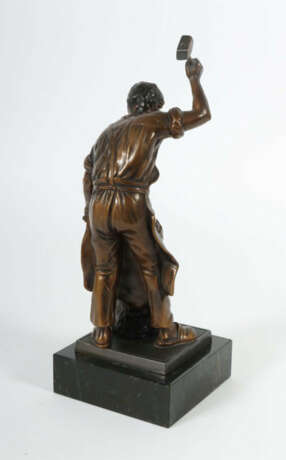 Bildhauer des 19./20. Jh. ''Schmied'', Metallguß patiniert, vollplasti… - фото 4 Bildhauer des 19./20. Jh. ''Schmied'', Metallguß patiniert, vollplasti… - фото 4