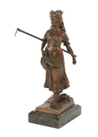 Bildhauer des 19./20. Jh. ''Elsässische Gärtnerin'', Zinkguß patiniert… - photo 1 Bildhauer des 19./20. Jh. ''Elsässische Gärtnerin'', Zinkguß patiniert… - photo 1