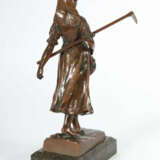 Bildhauer des 19./20. Jh. ''Elsässische Gärtnerin'', Zinkguß patiniert… - photo 2