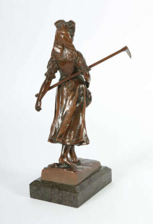 Bildhauer des 19./20. Jh. ''Elsässische Gärtnerin'', Zinkguß patiniert… - photo 2 Bildhauer des 19./20. Jh. ''Elsässische Gärtnerin'', Zinkguß patiniert… - photo 2