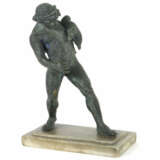 Bildhauer des 19./20. Jh. ''Trinkender Satyr'', Bronze patiniert, voll… - Foto 1