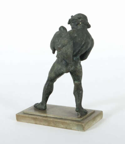 Bildhauer des 19./20. Jh. ''Trinkender Satyr'', Bronze patiniert, voll… - photo 2 Bildhauer des 19./20. Jh. ''Trinkender Satyr'', Bronze patiniert, voll… - photo 2