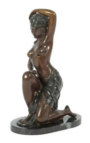 Thilat USA, 20./21. Jh.. ''Weiblicher Halbakt'', Bronze patiniert, kni… - фото 1