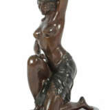 Thilat USA, 20./21. Jh.. ''Weiblicher Halbakt'', Bronze patiniert, kni… - фото 1
