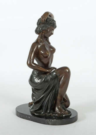 Thilat USA, 20./21. Jh.. ''Weiblicher Halbakt'', Bronze patiniert, kni… - фото 2