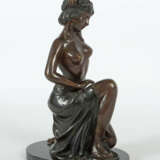 Thilat USA, 20./21. Jh.. ''Weiblicher Halbakt'', Bronze patiniert, kni… - фото 2