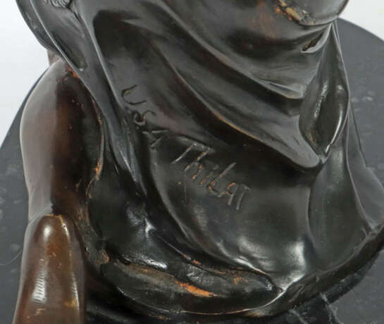 Thilat USA, 20./21. Jh.. ''Weiblicher Halbakt'', Bronze patiniert, kni… - фото 3