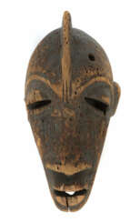 Maske der Abron oder Brong Elfenbeinküste, Holzmaske mit schlitzförmig…
