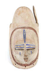 Maske der Bini Nigeria, Holz geschnitzt, kaolinweiß eingefärbt, einges…