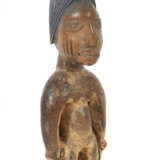 Ibeji-Figur der Yoruba Nigeria, Holzfigur, geschnitzt mit rundem Socke… - photo 1