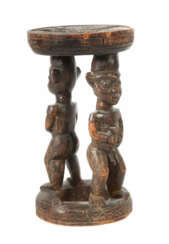 Karyatiden-Hocker Kamerun, Holz, ringförmiger Stand mit geschnitzten W…