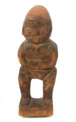 Standfigur mit Händen vor dem Nabel wohl Kamerun, Holz geschnitzt, wei…