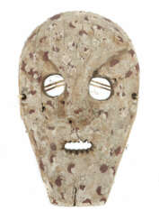 Maske der Lega DR Kongo, Holz, kaolinweißes Maskengesicht mit rotbraun…