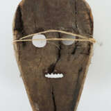 Maske der Lega DR Kongo, Holz, kaolinweißes Maskengesicht mit rotbraun… - Foto 2