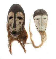 Zwei Masken der Lega DR Kongo, Holz, Gesichtsfärbung mit Kaolin, Bartb…