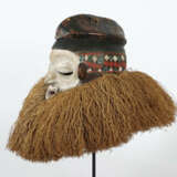 Helmmaske der Basuku DR Kongo, Initiationsmaske mit kappenförmiger Fri… - photo 2