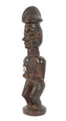 Fetischfigur der Bayaka DR Kongo, Holz geschnitzt mit runder Plinthe, …