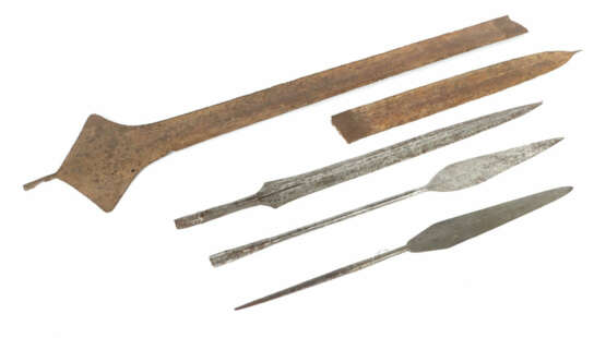 Schwertgeld und Lanzenspitzen Afrika, 1x Zahlungsmittel/sog. Schwertge… - фото 1