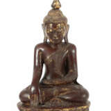 Buddha Burma, 2. Drittel 20. Jh., Holz, rostrot farbig gefasst, partie… - photo 1