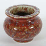 Kleine gebauchte Vase China, 20. Jh., Porzellan, beige engobiert, Redu… - photo 2