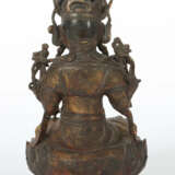 Guanyin China, ca. 15. Jh., Bronze, Reste einer alten Farbfassung, vol… - photo 3