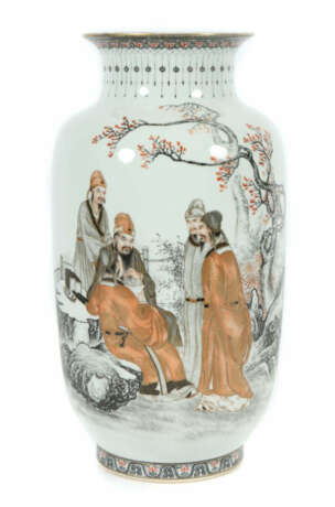 Bodenvase China, Mitte 20. Jh., Weißporzellan mit Unter- und Aufglasur… - photo 1 Bodenvase China, Mitte 20. Jh., Weißporzellan mit Unter- und Aufglasur… - photo 1