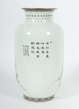 Bodenvase China, Mitte 20. Jh., Weißporzellan mit Unter- und Aufglasur… - photo 2 Bodenvase China, Mitte 20. Jh., Weißporzellan mit Unter- und Aufglasur… - photo 2