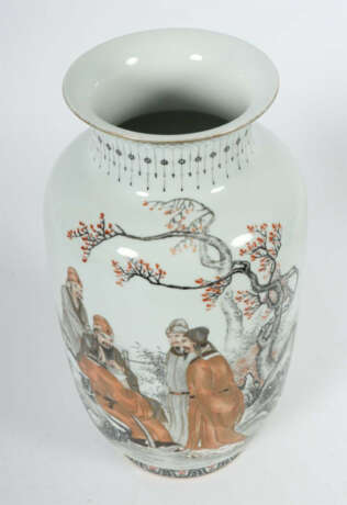 Bodenvase China, Mitte 20. Jh., Weißporzellan mit Unter- und Aufglasur… - photo 3 Bodenvase China, Mitte 20. Jh., Weißporzellan mit Unter- und Aufglasur… - photo 3