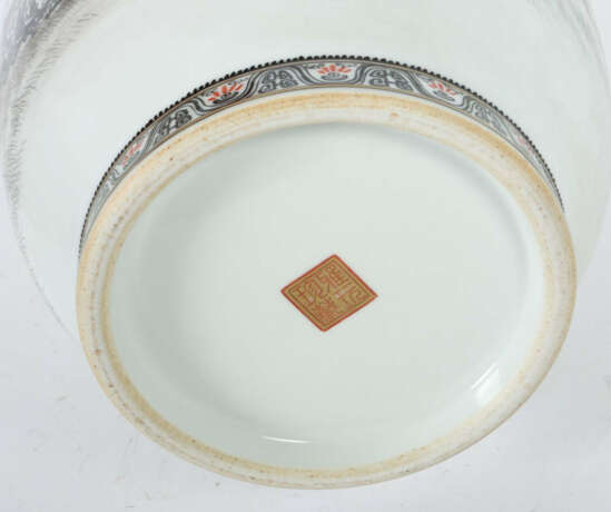 Bodenvase China, Mitte 20. Jh., Weißporzellan mit Unter- und Aufglasur… - photo 4 Bodenvase China, Mitte 20. Jh., Weißporzellan mit Unter- und Aufglasur… - photo 4