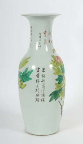 Bodenvase China, Mitte 20. Jh., Porzellan, umlaufend gemaltes Aufglasu… - Foto 2 Bodenvase China, Mitte 20. Jh., Porzellan, umlaufend gemaltes Aufglasu… - Foto 2