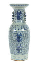 Bodenvase China, 20. Jh., Porzellan, blaue Unterglasurmalerei mit Dopp…