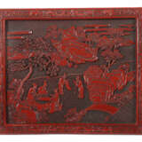 Rotlacktafel China, 20. Jh., Dekor mit reliefierter Landschaftsdarstel… - Foto 1