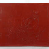 Rotlacktafel China, 20. Jh., Dekor mit reliefierter Landschaftsdarstel… - Foto 2