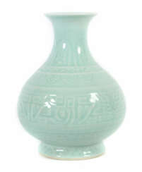Seladonvase China, 20. Jh., Porzellan, seladonfarben glasiert, Reliefd…