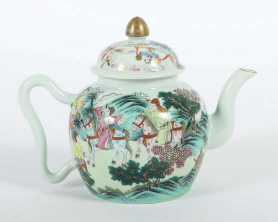 Famille Rose-Teekanne China, 19./20. Jh., Porzellan, weiß glasiert, um… - фото 2 Famille Rose-Teekanne China, 19./20. Jh., Porzellan, weiß glasiert, um… - фото 2