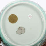 Famille Rose-Teekanne China, 19./20. Jh., Porzellan, weiß glasiert, um… - photo 3