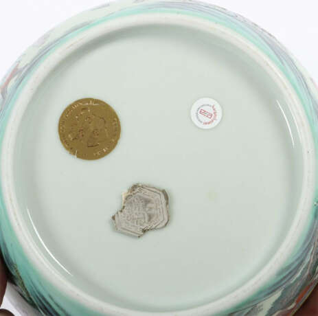 Famille Rose-Teekanne China, 19./20. Jh., Porzellan, weiß glasiert, um… - фото 3 Famille Rose-Teekanne China, 19./20. Jh., Porzellan, weiß glasiert, um… - фото 3