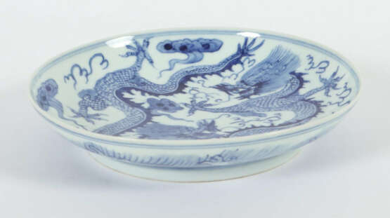 Kleiner Teller mit blau-weiß Dekor China, Porzellan, unterglasur-blau-… - photo 2 Kleiner Teller mit blau-weiß Dekor China, Porzellan, unterglasur-blau-… - photo 2