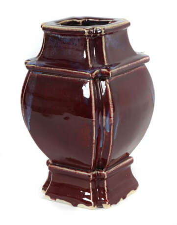 Vase China, Qing-Dynastie mit Yongzheng-Marke, Porzellan, ochsenblutfa… - фото 1 Vase China, Qing-Dynastie mit Yongzheng-Marke, Porzellan, ochsenblutfa… - фото 1