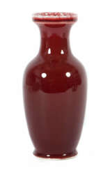 Kleine Balustervase China, 20. Jh., Porzellan, ochsenblutfarbene Glasu…