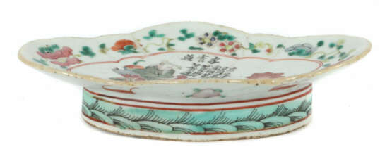 Kleine ovale Fußschale China, 20. Jh., Porzellan, polychrome Unter- un… - фото 1 Kleine ovale Fußschale China, 20. Jh., Porzellan, polychrome Unter- un… - фото 1
