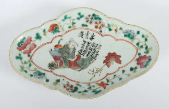 Kleine ovale Fußschale China, 20. Jh., Porzellan, polychrome Unter- un… - фото 2 Kleine ovale Fußschale China, 20. Jh., Porzellan, polychrome Unter- un… - фото 2