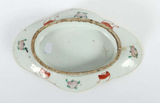 Kleine ovale Fußschale China, 20. Jh., Porzellan, polychrome Unter- un… - фото 3 Kleine ovale Fußschale China, 20. Jh., Porzellan, polychrome Unter- un… - фото 3