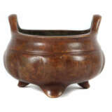 Kleiner Weihrauchbrenner China, 20. Jh., Bronze, gerippte Wandung, auf… - photo 1