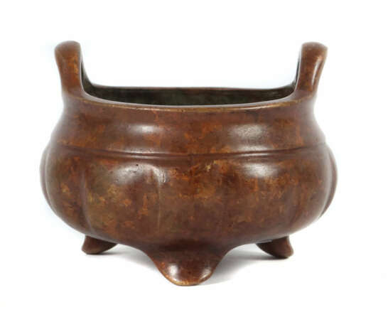 Kleiner Weihrauchbrenner China, 20. Jh., Bronze, gerippte Wandung, auf… - photo 1
